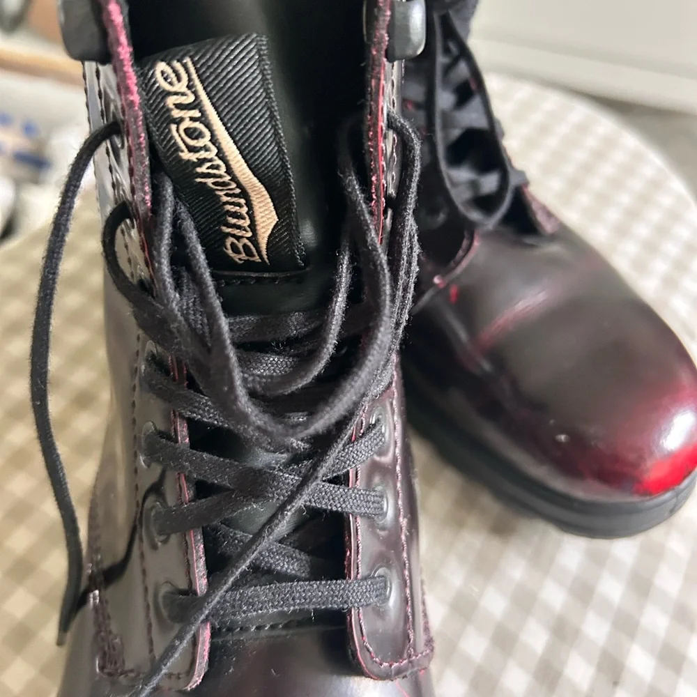 Blundstone Women's Lace Up Boots - burgundy patent leather with burnished toe - Picture 4 of 5